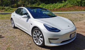 La Tesla abbassa il prezzo della Model 3 a 38 mila euro e spacca il mercato