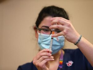 Covid: variante brasiliana resistente al vaccino, Moderna cambia in corsa