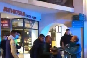 Merano, rissa sotto al municipio: giovani contro polizia VIDEO