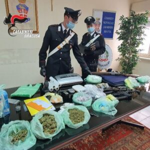 Armi e droga in cassaforte, un arresto a Siracusa (2)