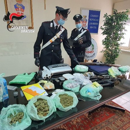 Armi e droga in cassaforte, un arresto a Siracusa (2)