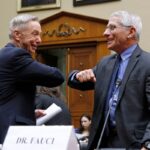 Stephen Lynch (a sinistra) insieme ad Anthony Fauci, il virologo statunitende ritenuto il massimo esperto mondiale sulla pandemia