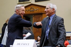 Stephen Lynch (a sinistra) insieme ad Anthony Fauci, il virologo statunitende ritenuto il massimo esperto mondiale sulla pandemia