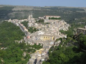 Nell’anno del Covid il valore medio degli immobili è sceso del -2,4% nella provincia iblea: costi e percentuali, comune per comune