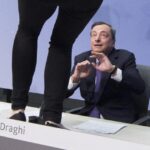 Draghi nel 2016, durante l'irruzione di una contestatrice all'Eurotower di Francoforte