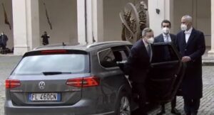 Mattarella conferisce l’incarico a Draghi, che accetta con riserva
