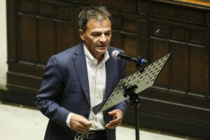 Governo: Fassina, entrino anche Lega e Fdi