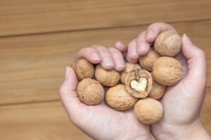 La frutta secca perché fa bene:  il segreto per tostarla al meglio