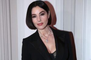 Monica Bellucci sfoggia il nuovo taglio: un caschetto corto
