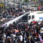 Birmania: cannoni ad acqua contro manifestanti a Naypyidaw