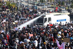 Birmania: cannoni ad acqua contro manifestanti a Naypyidaw