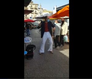 Il sosia di Celentano a Ballarò: show tra banchi di frutta e verdura VIDEO