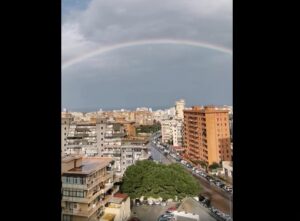 Arcobaleno gigante su Palermo, avvolge tutta la città VIDEO