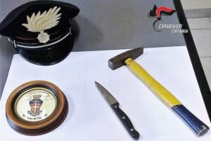 In cellulare compagno foto ex fiamma, lo prende a martellate