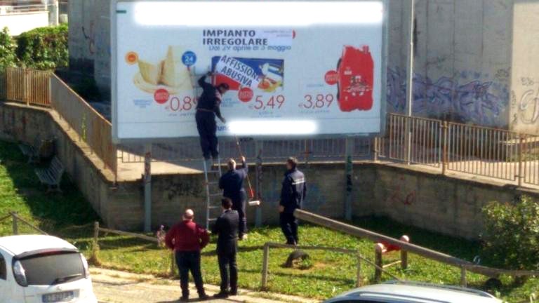 Arrestati a Comiso i ladri di cartelloni pubblicitari 6×3