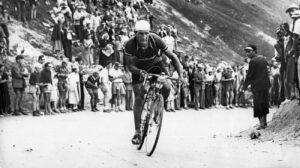 Gino Bartali scatta in solitaria, durante una tappa del Tour de France 1948