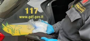 Droga: in auto con 400 grammi di cocaina, fermato