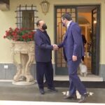 Caduta accidentale per Berlusconi, contusione al fianco