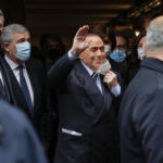 Caduta accidentale per Berlusconi, contusione al fianco