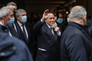 Caduta accidentale per Berlusconi, contusione al fianco