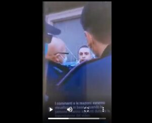 Comiso, gli agenti chiudono il negozio abusivo: si scatena il delirio VIDEO