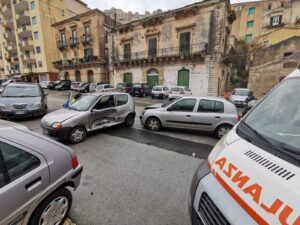 Scontro fra due auto in corso Umberto a Modica