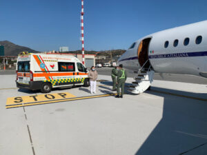 Donna incinta trasferita d'urgenza con volo aeronautica
