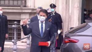 Cosa c'era nella scatola di velluto rossa regalata a Giuseppe Conte?
