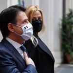 Giuseppe conte tiene per mano Olivia e fa un milione 100 mila like