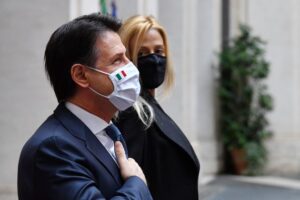 Giuseppe conte tiene per mano Olivia e fa un milione 100 mila like