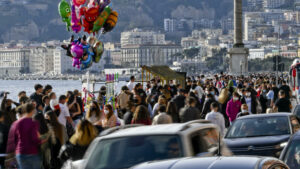 La folla sul lungomare di Napoli
