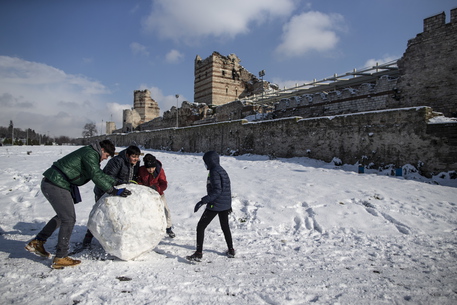 Turchia: forti nevicate a Istanbul, crolli e disagi