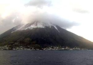 Maltempo: neve sulla Sicilia, anche alle Eolie