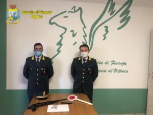 Usava un'arma clandestina per minacciare