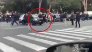 Genova, auto falcia i ristoratori durate la protesta: immagini forti VIDEO