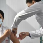 Aumentano gli episodi di reinfezione, anche chi conclude il ciclo vaccinale deve comportarsi come prima