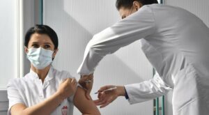 Aumentano gli episodi di reinfezione, anche chi conclude il ciclo vaccinale deve comportarsi come prima