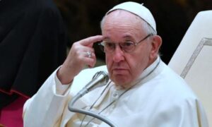 Il Papa licenzia i dipendenti che non si vaccinano, pure i preti