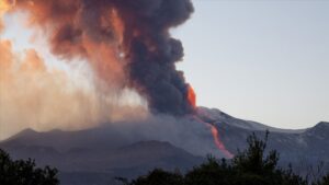 L’Etna non si ferma più: il momento della nuova eruzione VIDEO