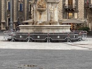 Covid: Catania, no stazionamento su gradoni Fontana Elefante