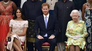 Harry e Meghan lasciano ufficialmente i loro incarichi reali