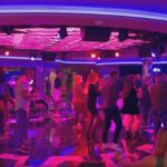 Balli, piscine, cene: la bella vita in crociera vietata ai terrestri VIDEO
