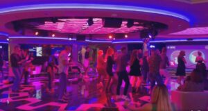 Balli, piscine, cene: la bella vita in crociera vietata ai terrestri VIDEO