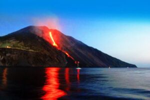 Dopo l'Etna, blitz dello Stromboli, con eruzione lampo