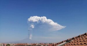 Etna: Cc, emessa nube a forma di Fiamma dell'Arma
