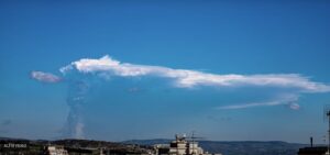 Etna, la nube di fumo ripresa da Ragusa in Timelapse