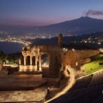 Taormina, riapre il teatro antico e guarda l'Etna in eruzione