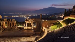 Taormina, riapre il teatro antico e guarda l'Etna in eruzione