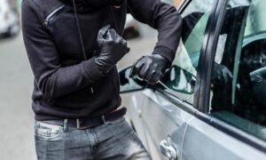 Comiso, ruba un'auto, inseguito e preso dalla Polizia