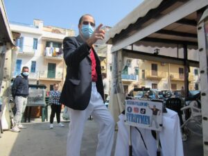 Celentano è tornato: show del sosia nella Sferracavallo affollata VIDEO